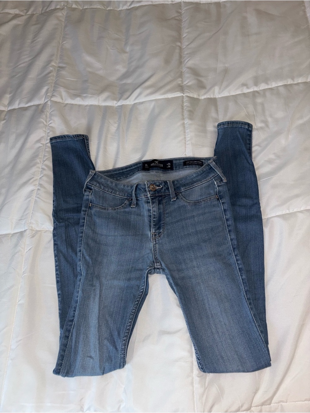 Hollister low rise skinny jean leggings in a light/ medium wash size 0L